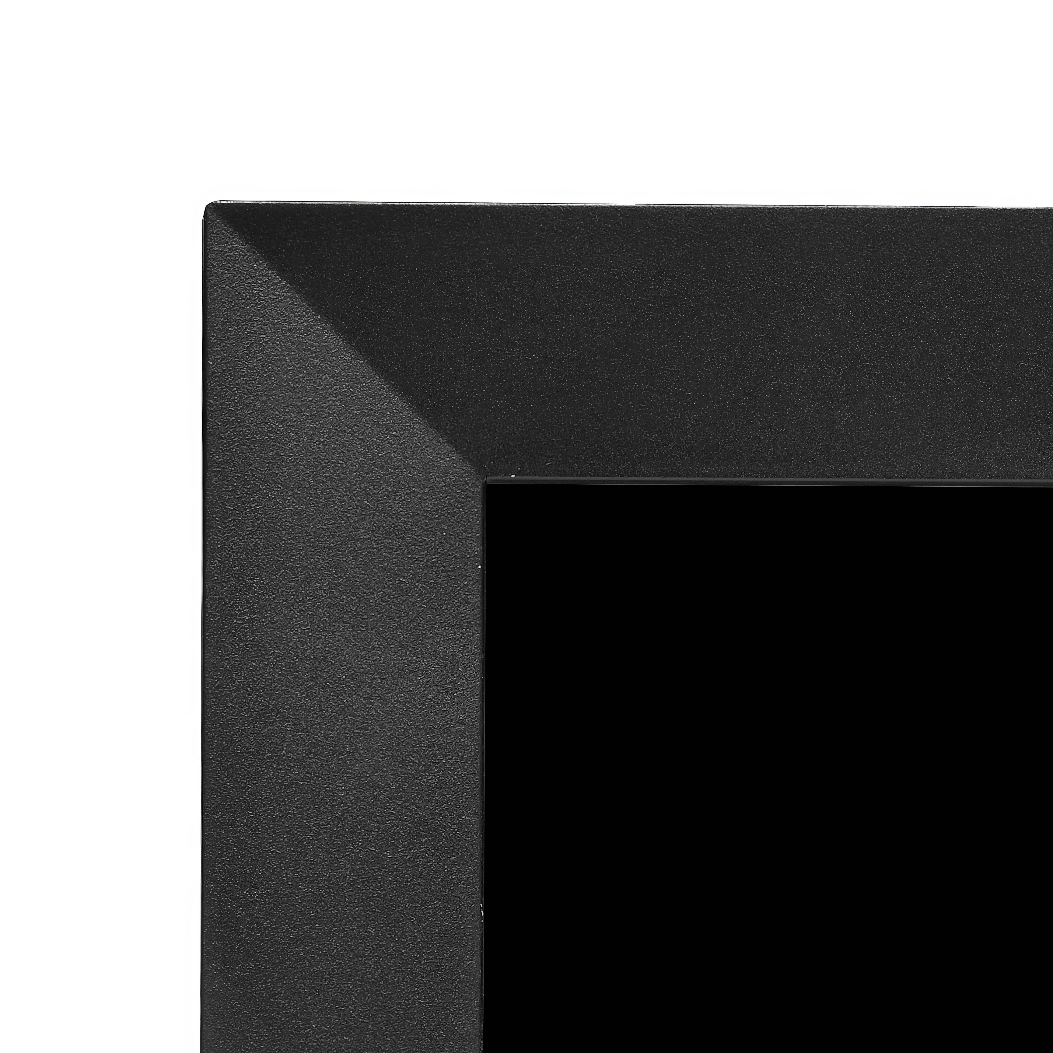 Czarny, kwadratowy ramek na zdjęcie z prostokątnym otworem i wąską, gładką krawędzią, widoczny w rogu kadru.