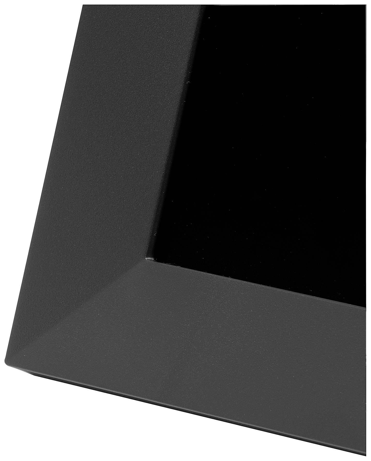 Róg czarnej ramki na zdjęcie z błyszczącą powierzchnią, bez widocznej zawartości obrazu.