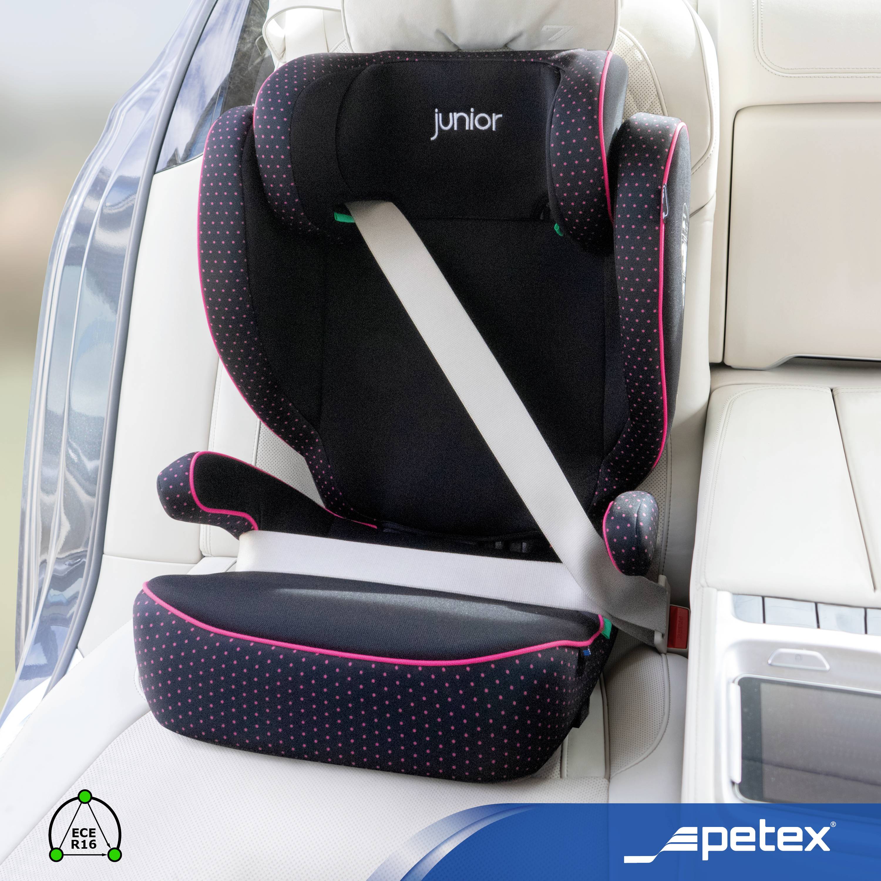 Fotelik samochodowy dla dzieci z napisem 'junior' w samochodzie. Czerwono-czarny design z pasem bezpieczeństwa. Logo marki w prawym dolnym rogu.