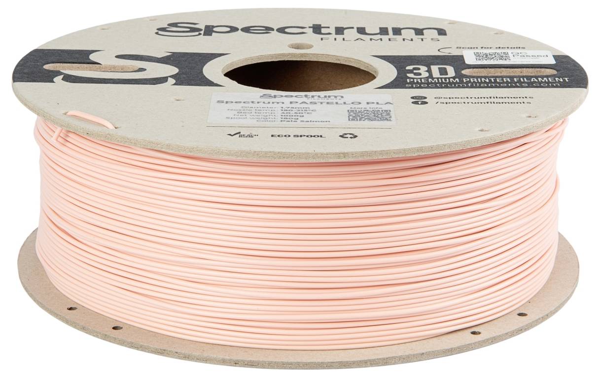 Rolka różowego filamentu do druku 3D firmy Spectrum Filaments, nawiniętego na szpuli wykonanej z materiału poddanego recyklingowi, przedstawiona na białym tle.