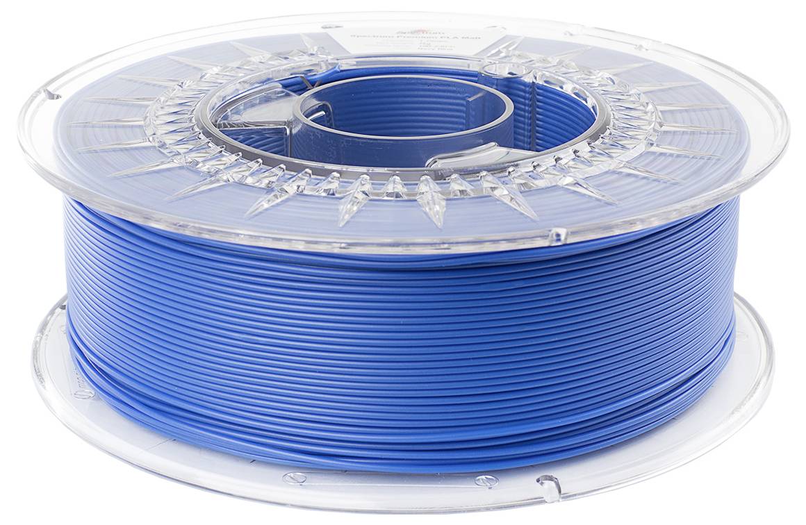 Rolka niebieskiego filamentu do drukarki 3D, przedstawiona na białym tle.