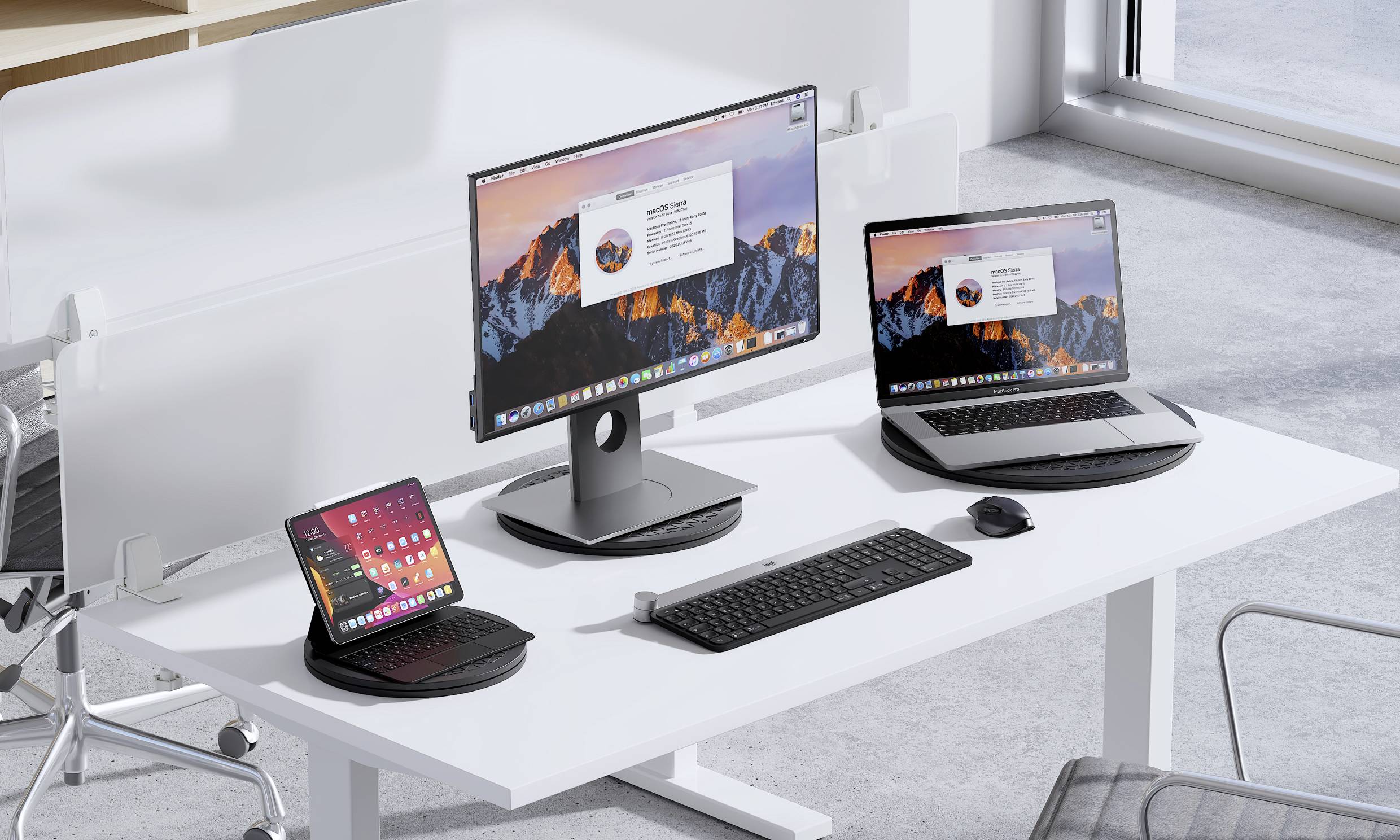 Nowoczesne biurko z dwoma monitorami, laptopem i tabletem. Na blacie leżą klawiatura i mysz. W tle jasne, minimalistyczne wnętrze biurowe.