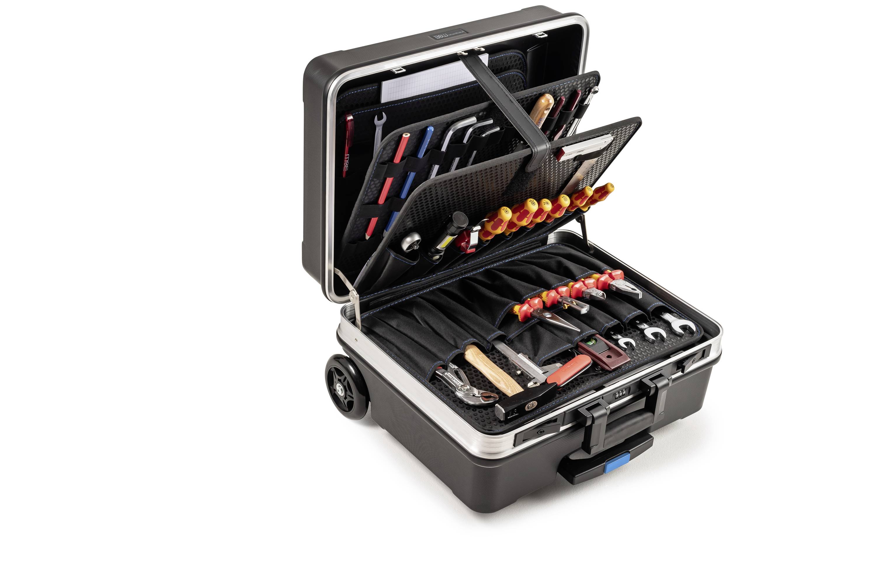 Otwarty kufer narzędziowy z różnymi narzędziami, w tym śrubokrętami, kluczami i szczypcami, ułożonymi w sposób schludny i uporządkowany.