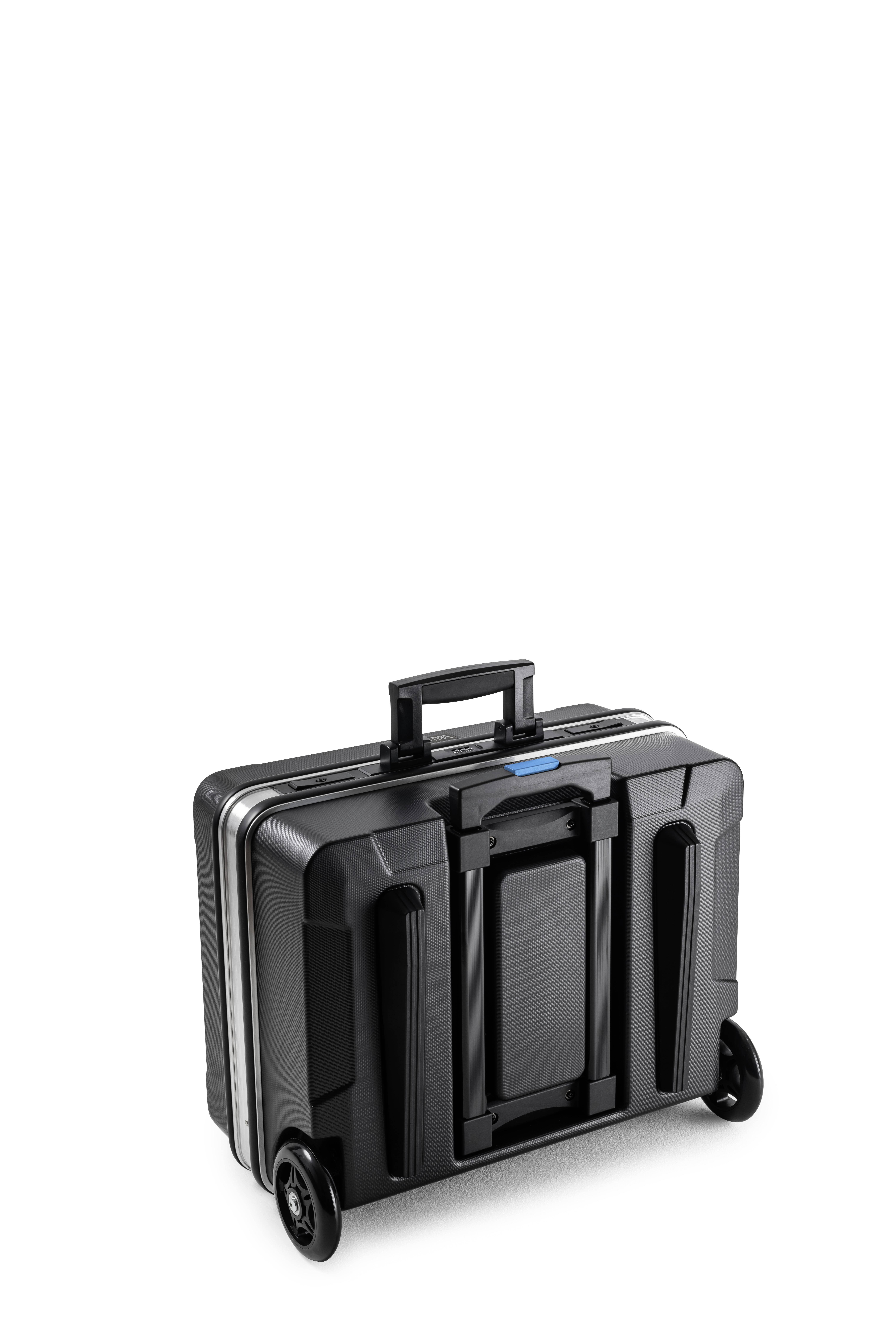 Czarny, toczny walizka z uchwytem i kółkami, sfotografowana pod skosem z lewej strony z przodu, na białym tle.