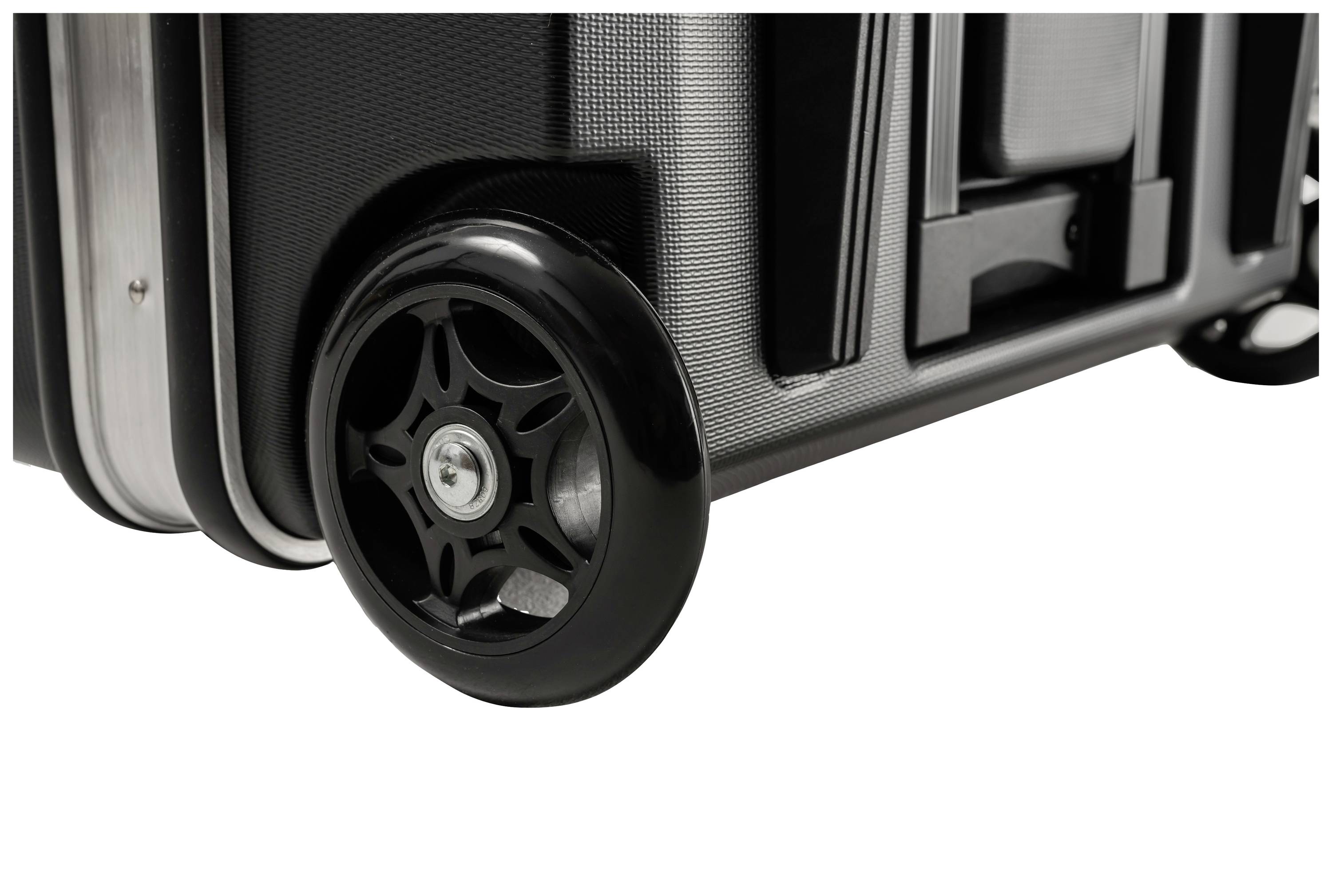 Czarna rolka na walizce twardej na białym tle; prezentuje design i stabilność kółek.