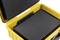'Otwarty żółty kufer ochronny z wkładką piankową, wewnętrzna przegroda widoczna w zamkniętym stanie.'