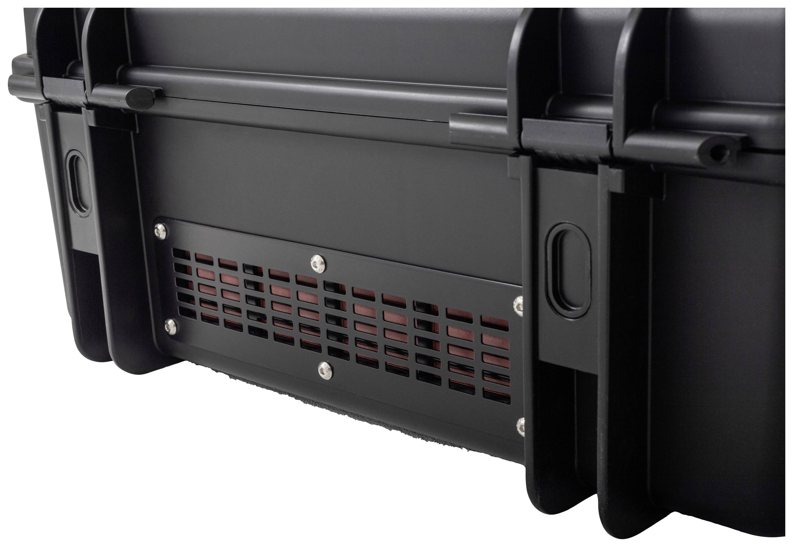 Czarny kufer z kratką wentylacyjną po boku, wzmocnionymi narożnikami i zamknięciami; solidna konstrukcja do bezpiecznego transportu.