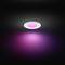 Okrągła lampa sufitowa emituje fioletowe światło. Zapewnia ona delikatne, kolorowe oświetlenie w ciemnym pomieszczeniu.