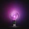 Świecąca, różowa żarówka marki Philips Hue na czarnym tle, emanująca nowoczesnym i nastrojowym światłem.