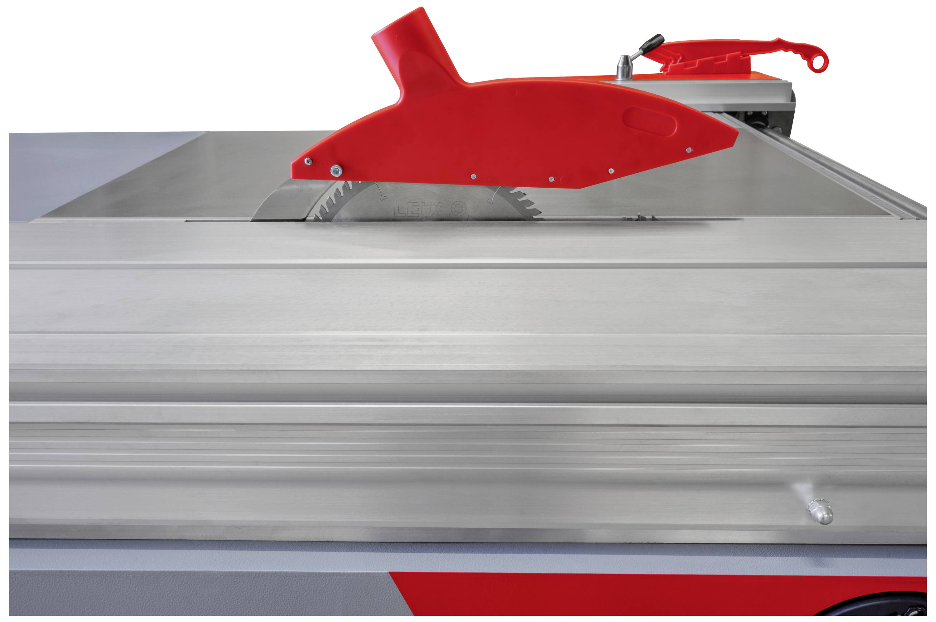 Piła tarczowa stołowej piły ręcznej z czerwoną osłoną ochronną, gotowa do pracy.