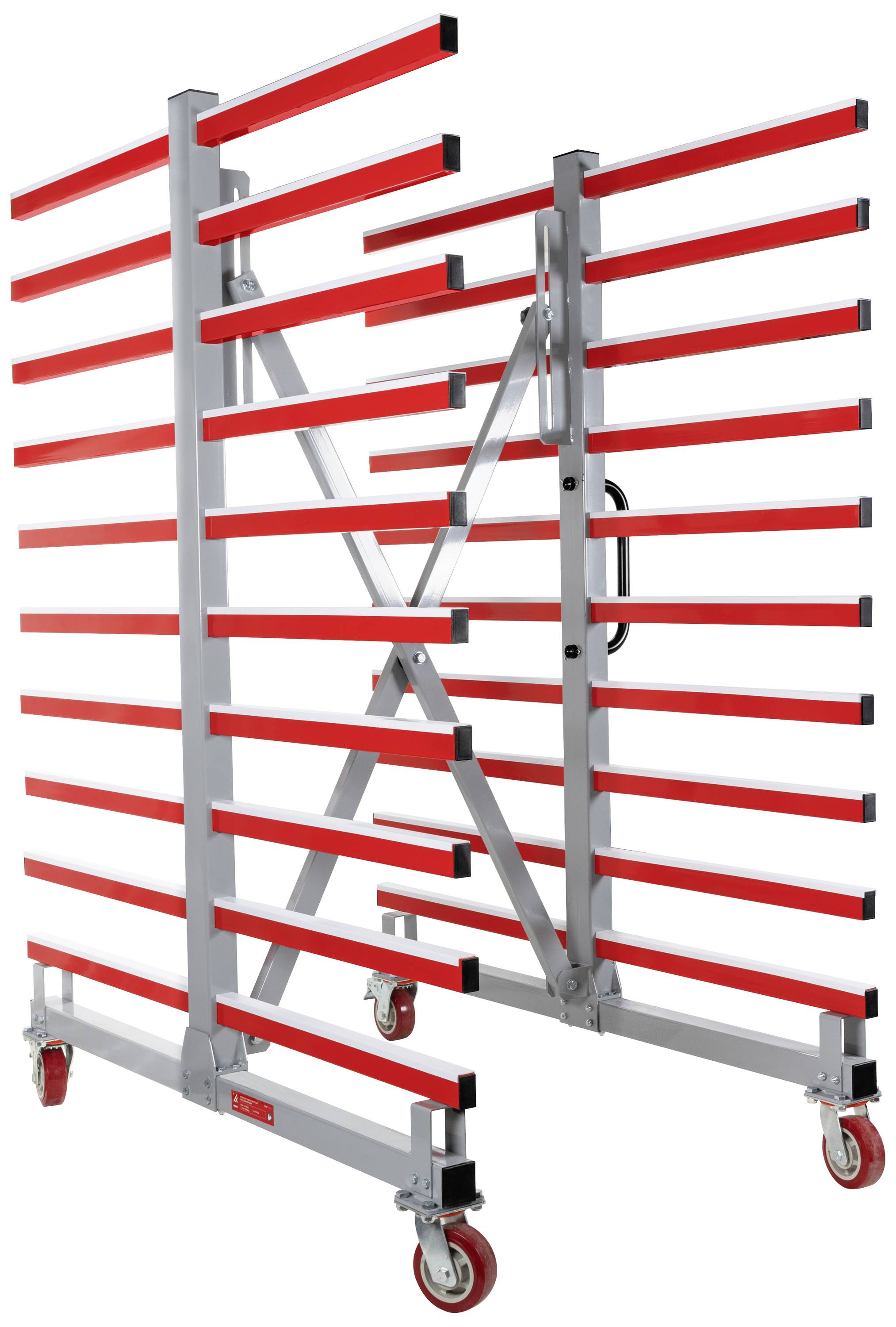 Metalowa rama z kilkoma poziomymi półkami w kolorze czerwonym, wyposażona w kółka u dołu. Prawdopodobnie służy do przechowywania różnych przedmiotów.