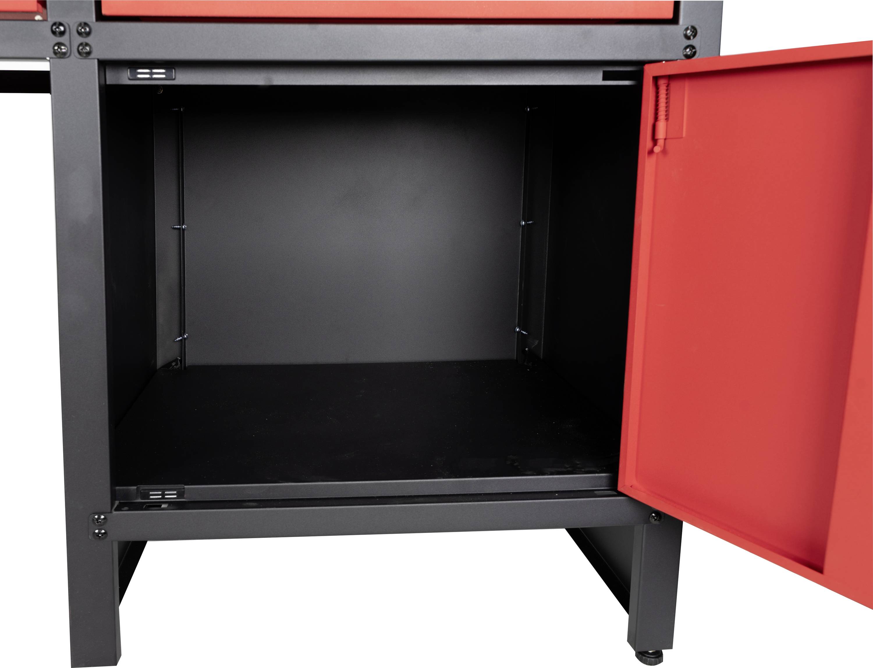 Czarny metalowy szafka z otwartymi czerwonymi drzwiami ukazuje pustą przestrzeń wewnętrzną.