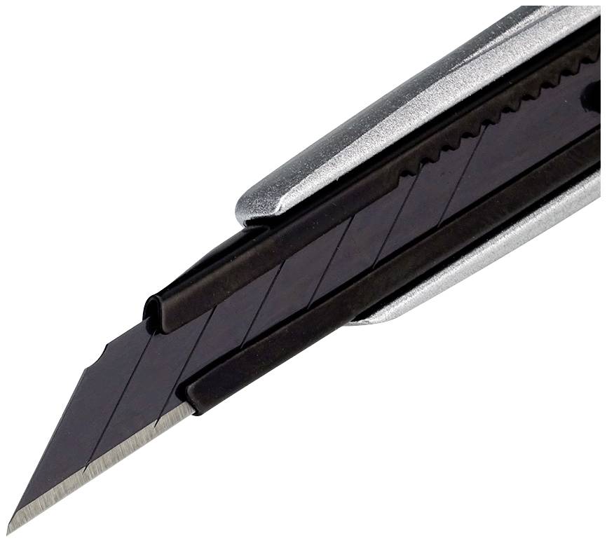 Srebrny nóż z wysuwanym czarnym ostrzem, gotowy do cięcia.