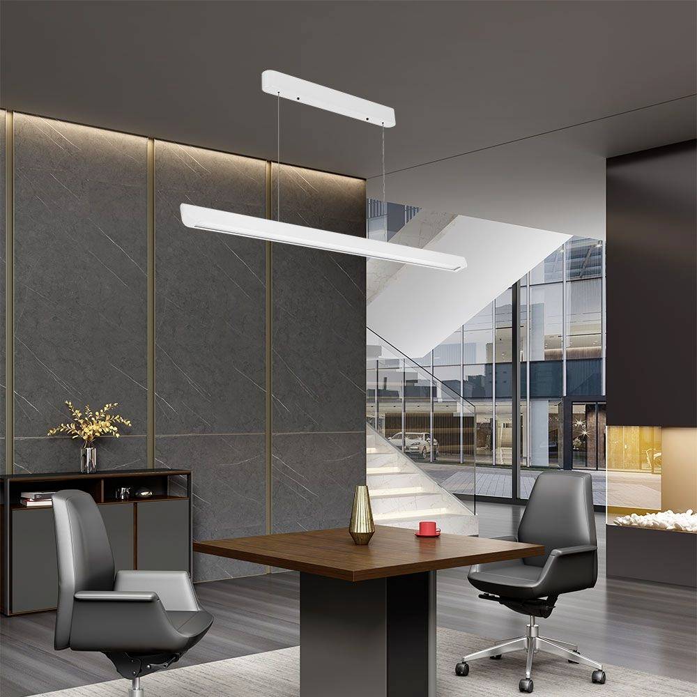 Nowoczesna sala konferencyjna z drewnianym stołem, czterema szarymi krzesłami i białą wiszącą lampą. Duże okna z widokiem na miasto w tle.