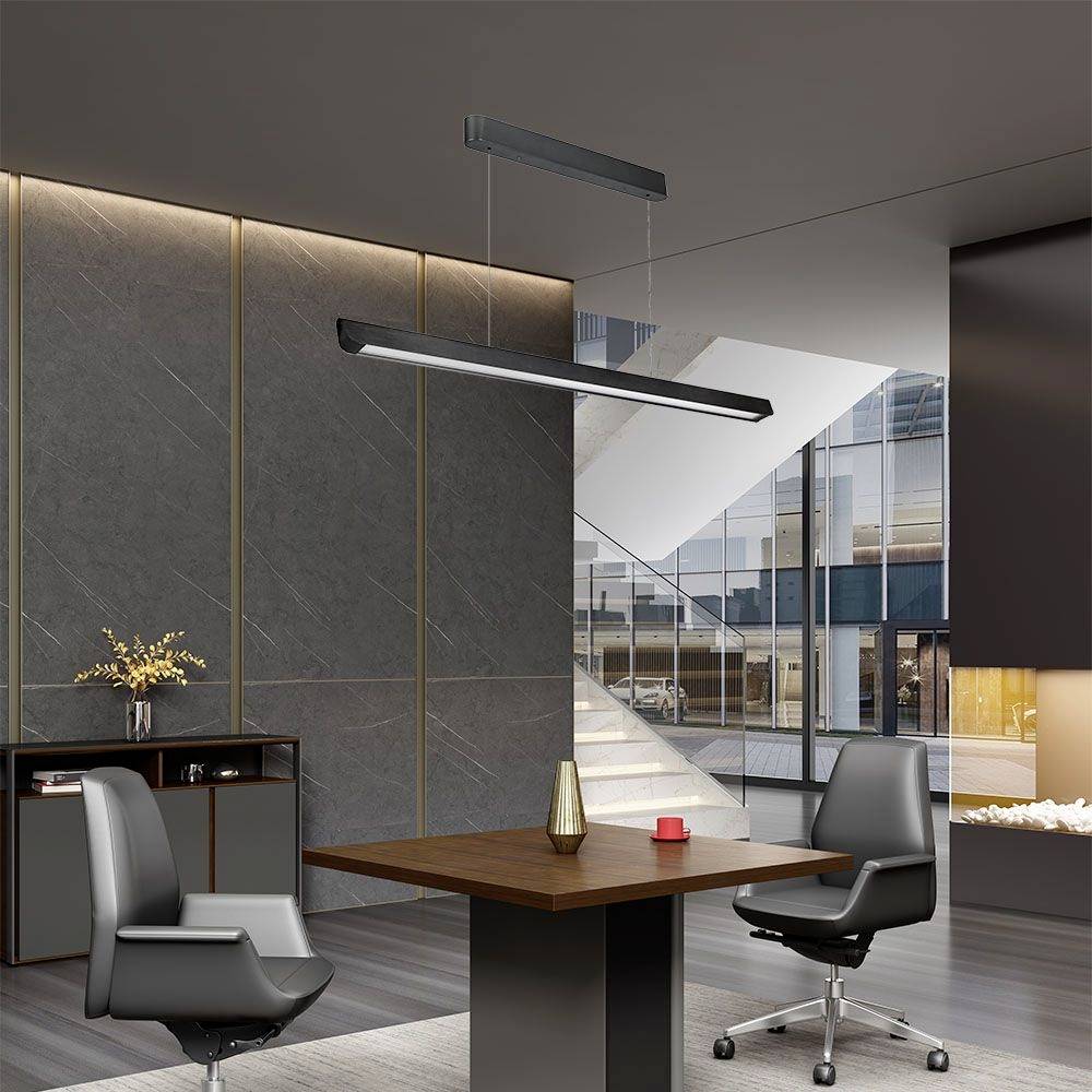 Nowoczesne biuro z eleganckim oświetleniem, drewnianym stołem, szarymi krzesłami i oknem z widokiem na budynek.