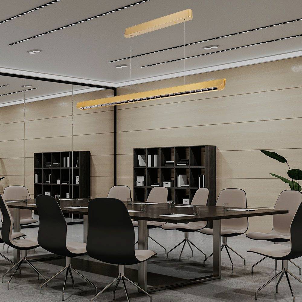 Nowoczesna sala konferencyjna z dużym stołem, wokół którego ustawiono osiem krzeseł. W tle stoją regały z książkami i segregatorami.