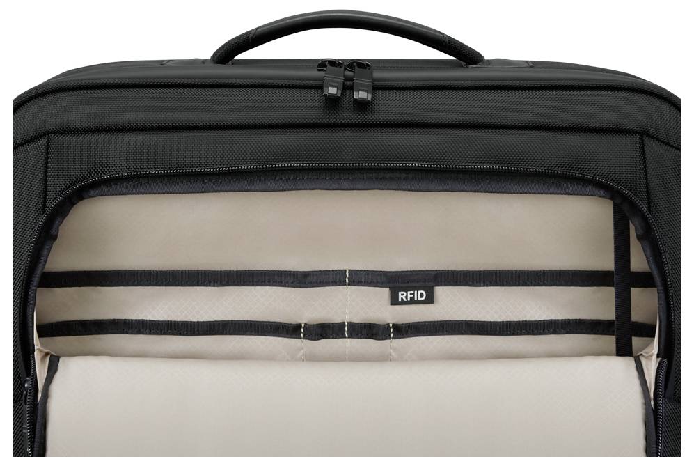 Czarny kuferek z otwartą górną kieszenią, wyłożoną w środku beżową podszewką. Etykieta wewnątrz z napisem 'RFID' wskazuje na ochronę przed nieautoryzowanym skanowaniem.