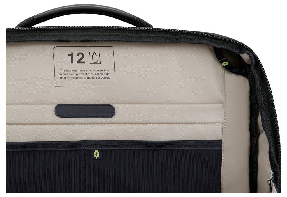 Widok wewnętrzny torby z informacją: 'Ta torba jest wykonana z materiałów zawierających 12 przetworzonych butelek PET.'