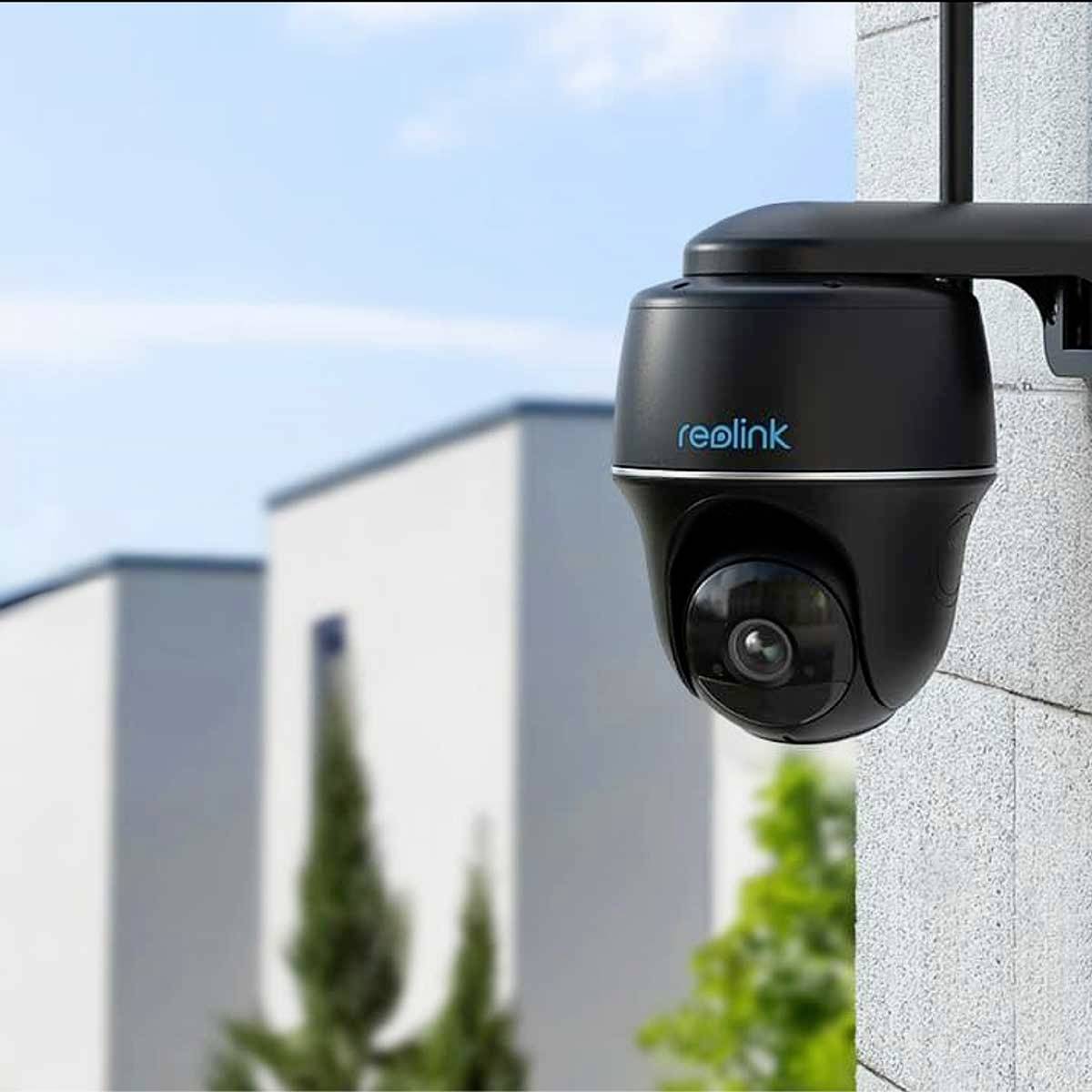 Kamera monitoringu zamontowana w rogu budynku, skierowana na otoczenie.