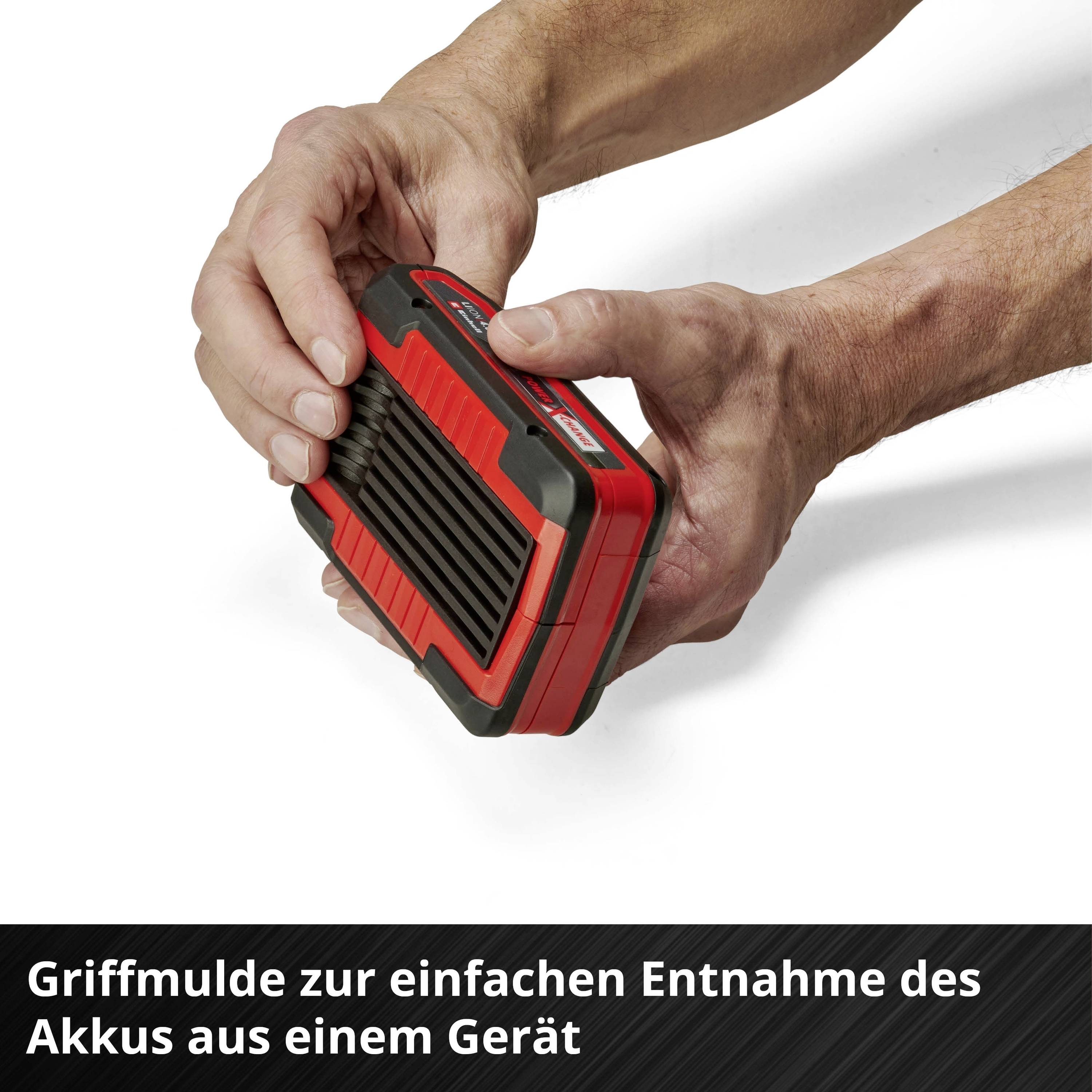 Akumulator jest wyjmowany jedną ręką, wspomagany wgłębieniem ułatwiającym jego wyciągnięcie.