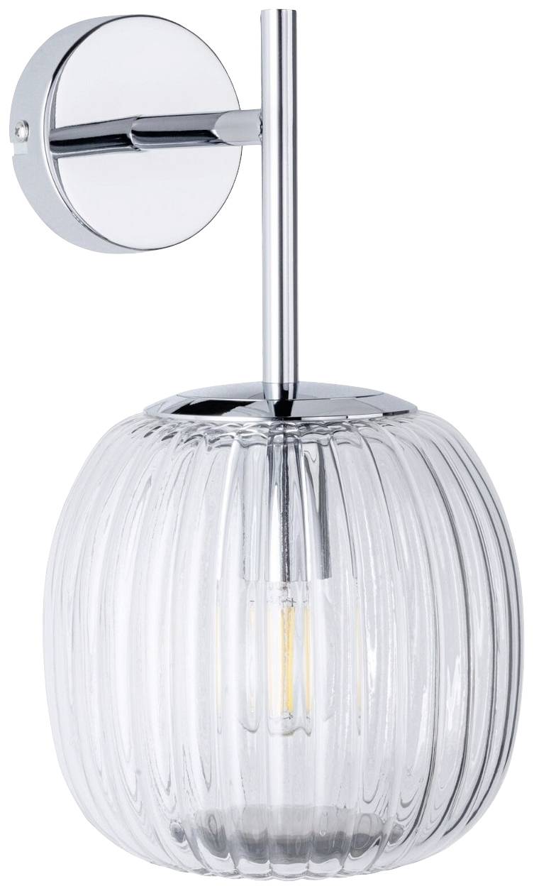 Kinkiet z chromowaną podstawą i żłobionym, przezroczystym kloszem szklanym, o nowoczesnym designie.