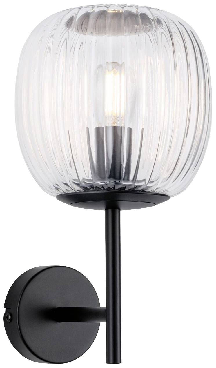 Kinkiet z czarną podstawą i przezroczystym, prążkowanym kloszem, ukazujący widoczną żarówkę w środku.