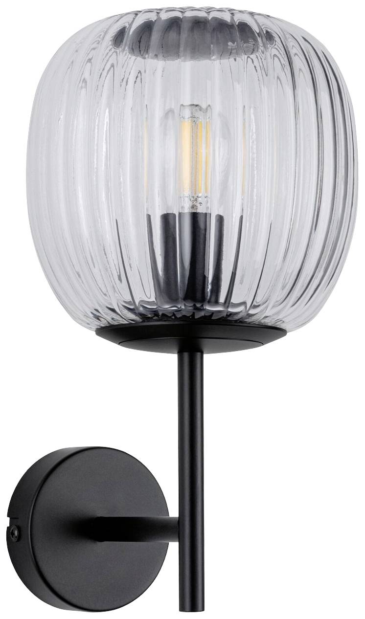 Czarna lampa ścienna z prążkowanym, przezroczystym kloszem szklanym i widoczną żarówką, idealna do nowoczesnych wnętrz.