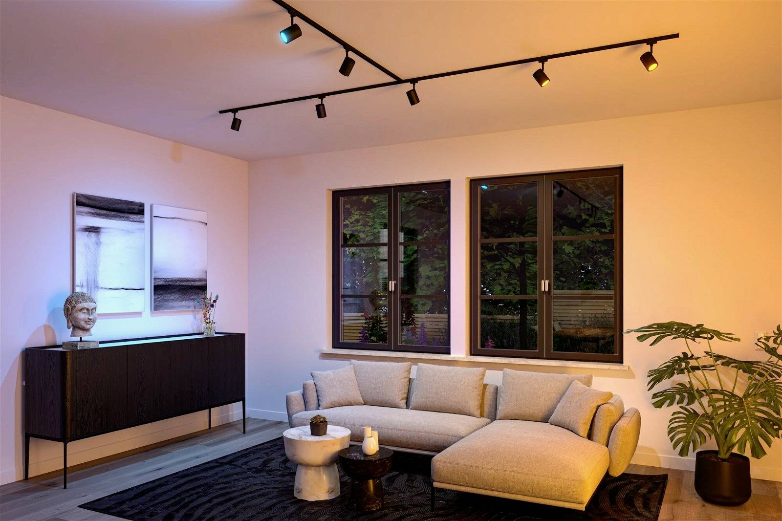 Nowoczesny salon z beżową sofą narożną, czarnym dywanem, małym stolikiem, szafką z dekoracjami i dużymi oknami.