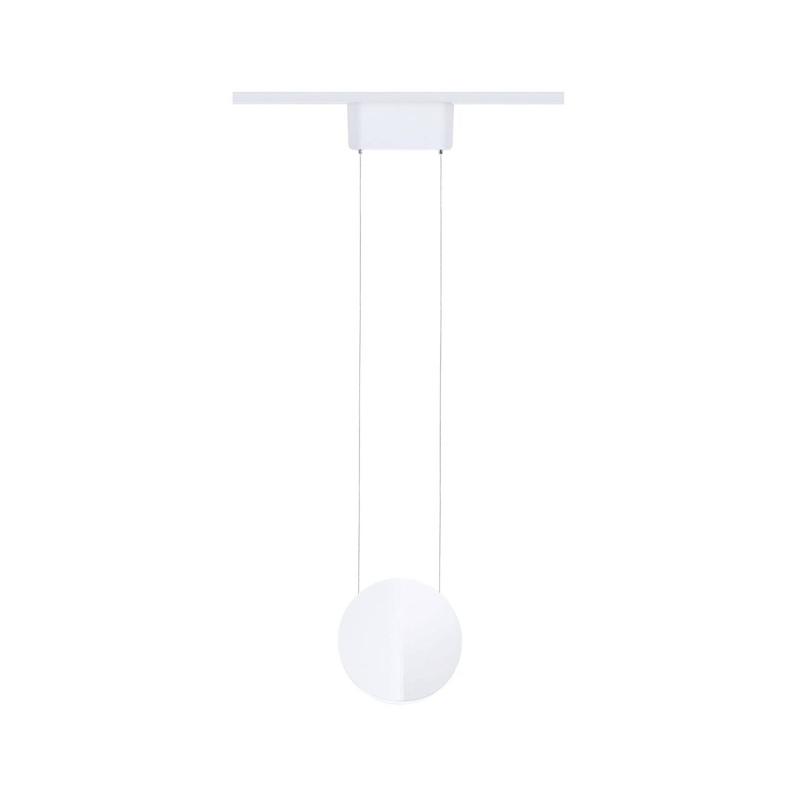 Wisząca, minimalistyczna, kulistego kształtu lampa w kolorze białym, zamocowana do sufitu cienkimi kablami.