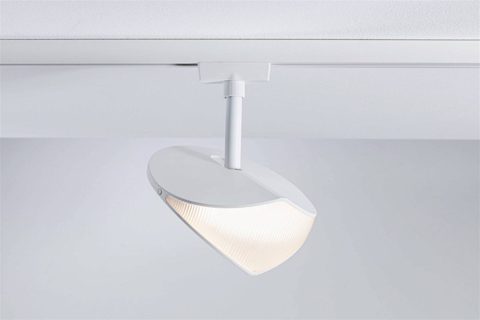 Nowoczesna lampa sufitowa o stylowym, owalnym kształcie, emitująca ciepłe światło równomiernie rozchodzące się po pomieszczeniu.