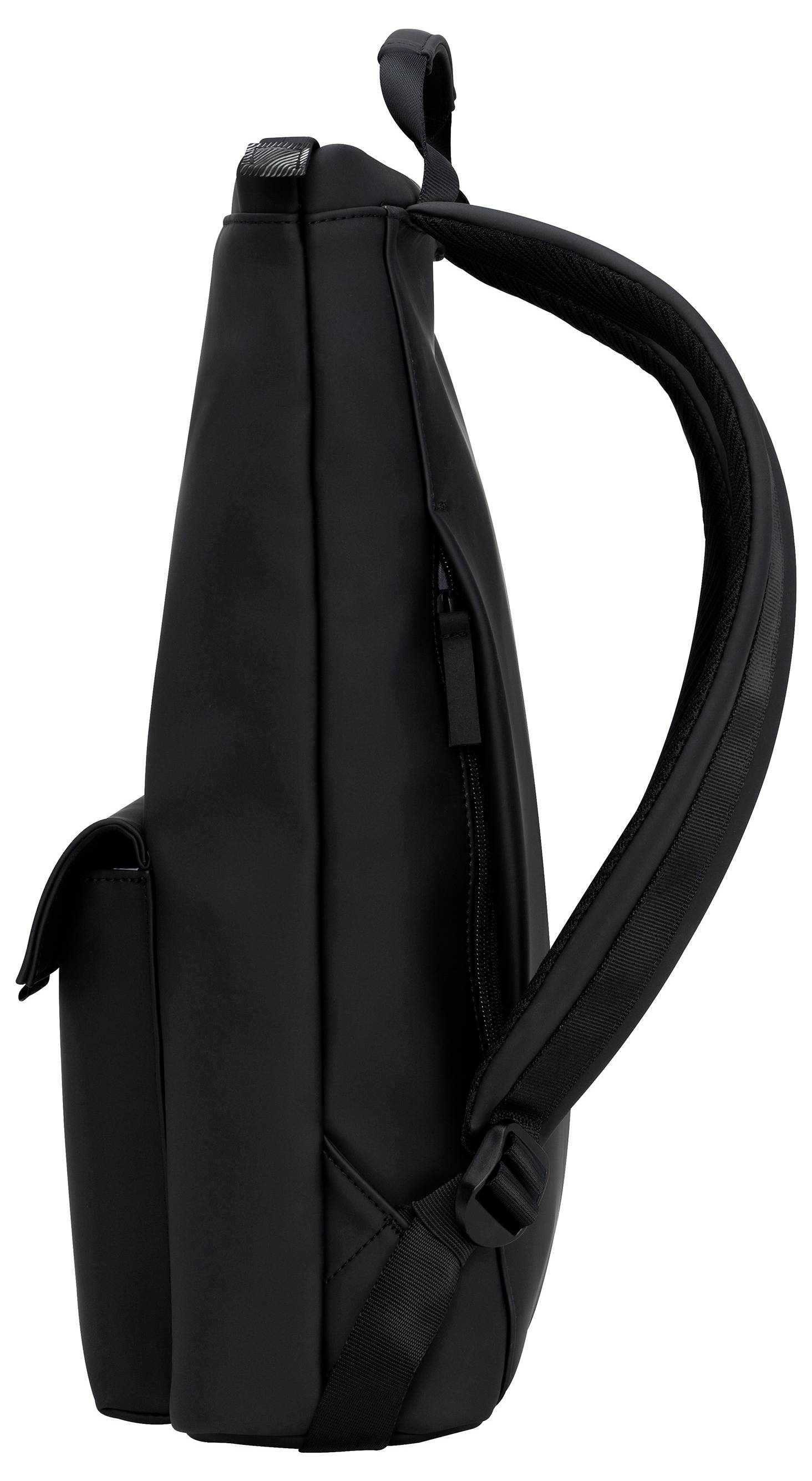 Czarny plecak widziany z boku, z wyściełanym paskiem i kieszenią na zamek błyskawiczny, odpowiedni do codziennego użytku oraz podróży.