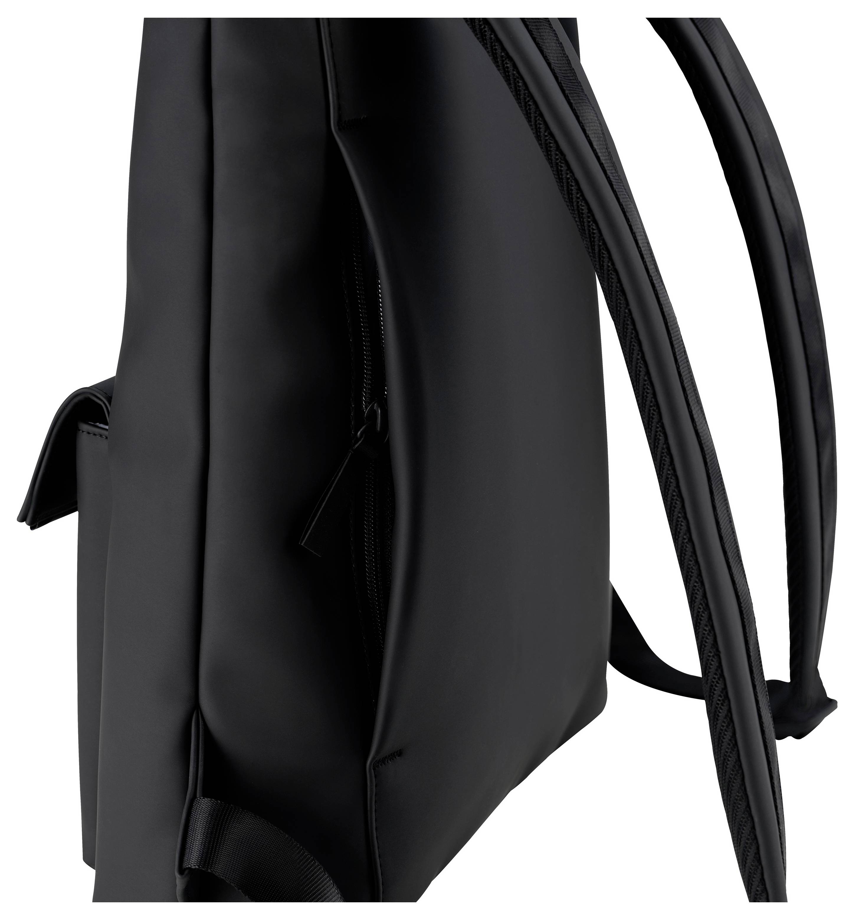 Czarny plecak wykonany z gładkiego materiału, z boczną kieszenią na zamek błyskawiczny i regulowanymi paskami na ramiona, o nowoczesnym i minimalistycznym designie.