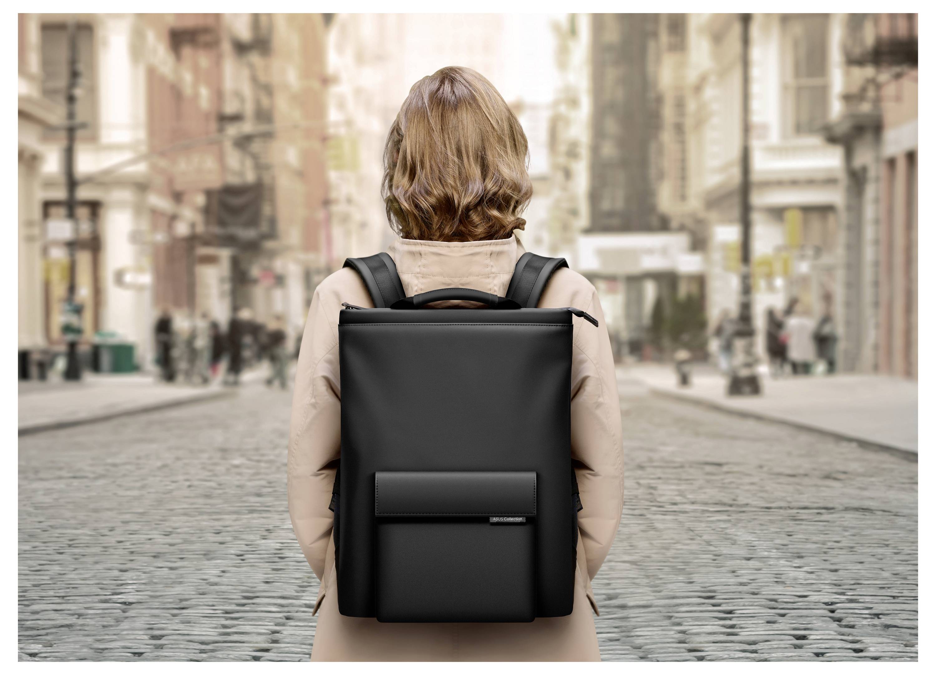 Osoba stoi z czarnym plecakiem na plecach na spokojnej ulicy miejskiej. Otoczenie sprawia wrażenie miejskiego i historycznego.