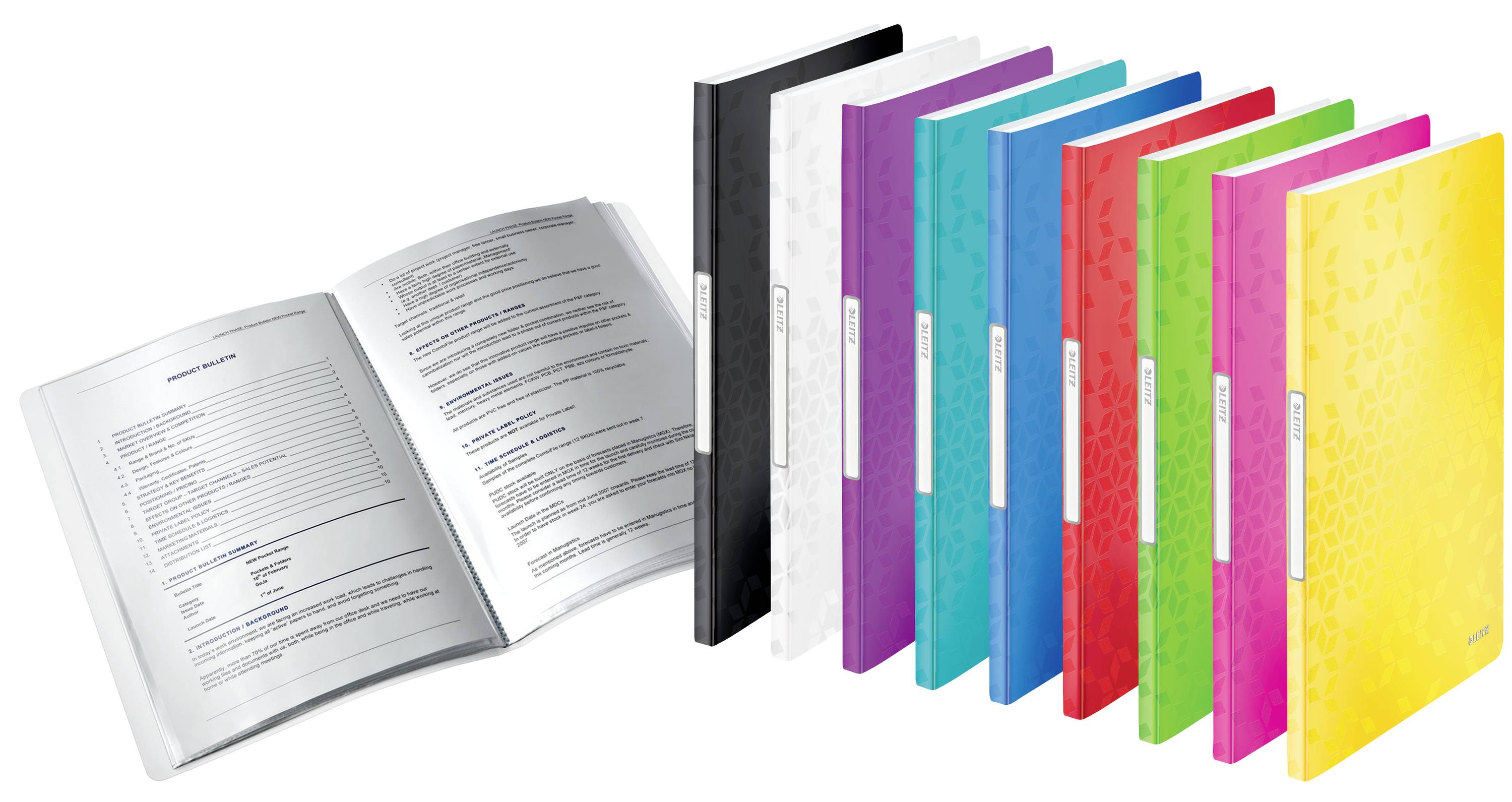 Siedem kolorowych segregatorów stoi pionowo, obok leży otwarta instrukcja z widocznym tekstem.