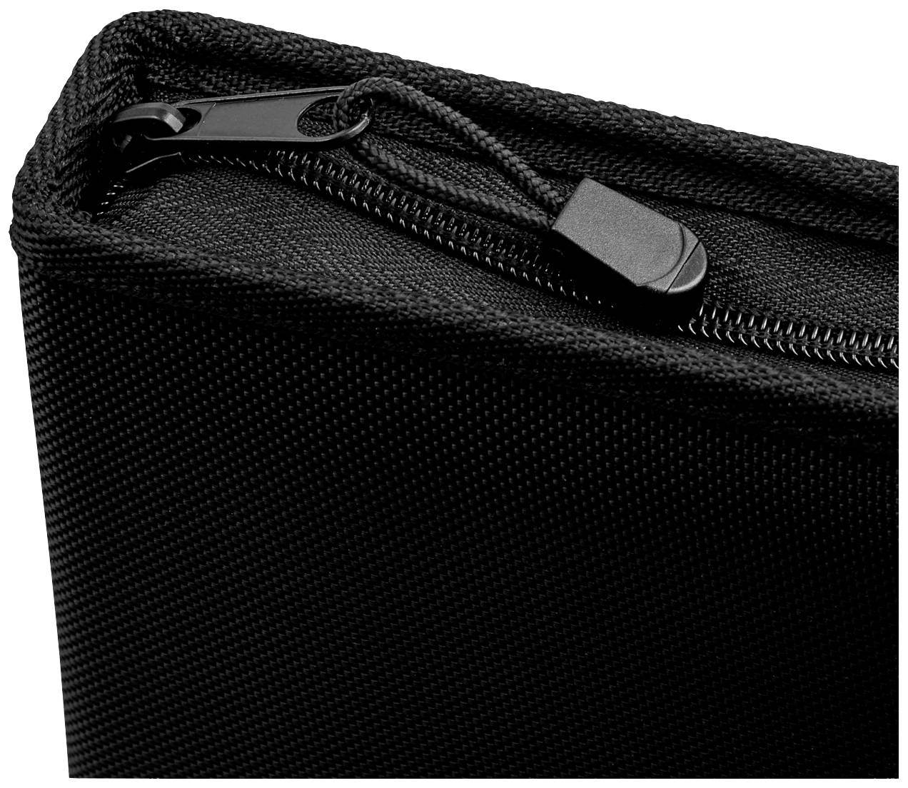 Czarna torba z grubej tkaniny z zamkiem błyskawicznym. Uwaga skupiona jest na zamkniętym zamku i zróżnicowanej strukturze materiału.