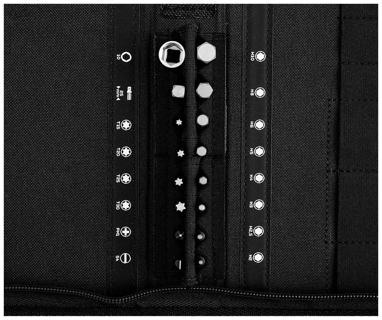 Różne klucze i końcówki są starannie ułożone w czarnej torbie narzędziowej.