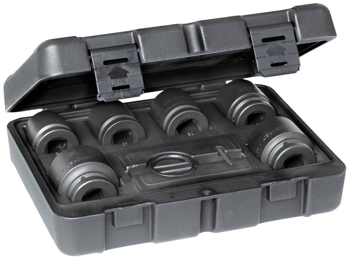 Czarny kufer narzędziowy z wieloma nasadkami i narzędziami przeznaczonymi do wykonywania zadań związanych z obsługą pojazdów.