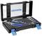 Czarny kufer narzędziowy z otwartą pokrywą prezentuje różne klucze, szczypce i śruby, ułożone w niebieskim wkładzie.