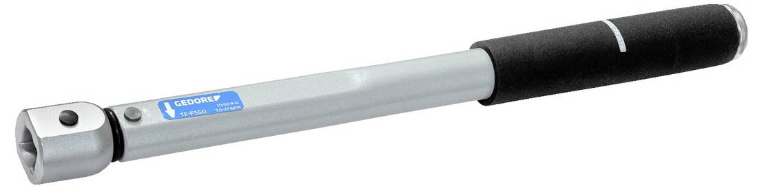 Srebrny klucz dynamometryczny z czarną rękojeścią, wyposażony w niebieską etykietę w pobliżu głowicy, przeznaczony do precyzyjnego dokręcania nakrętek i śrub.