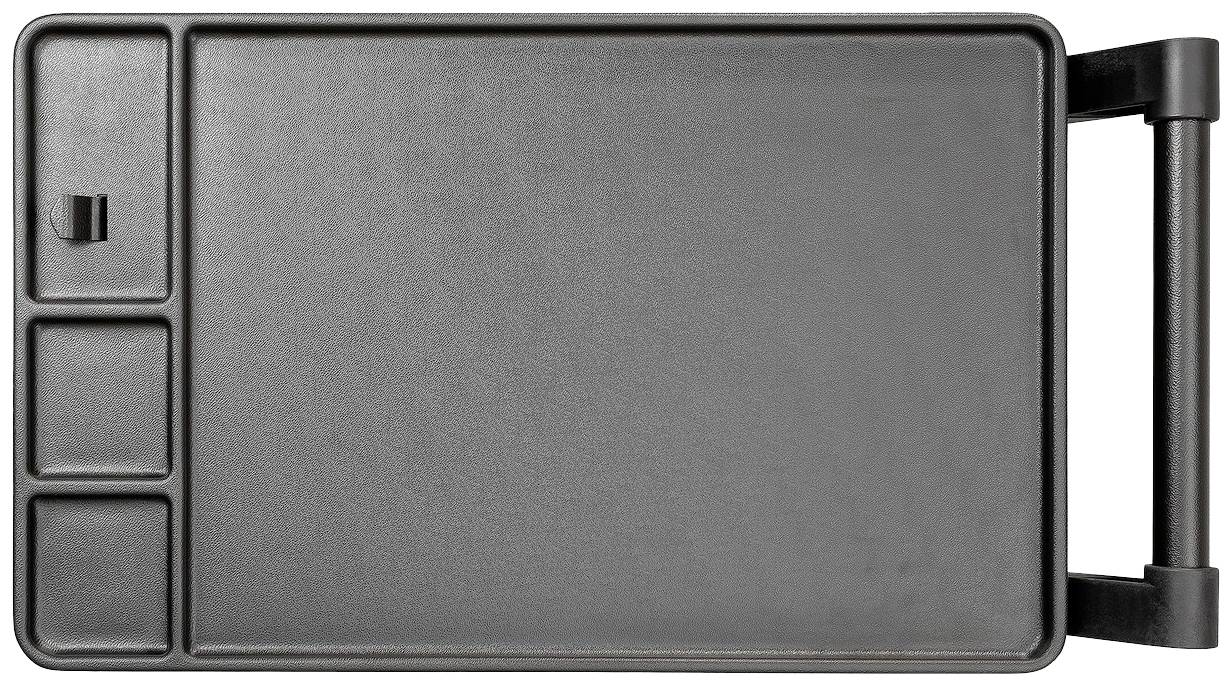 Prostokątna, czarna deska do krojenia z uchwytem po prawej stronie i trzema małymi przegródkami po lewej stronie do przechowywania składników kuchennych.