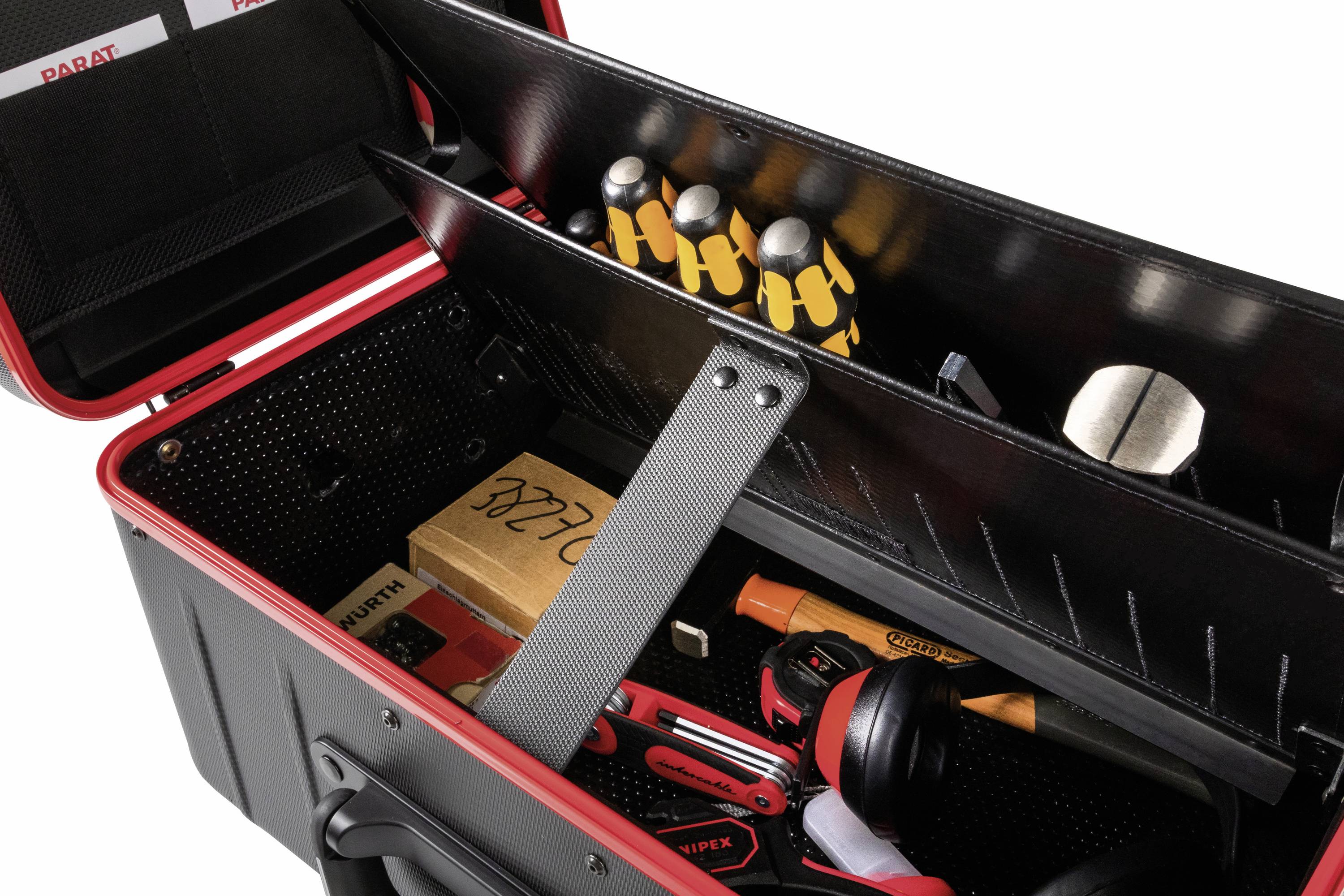 Otwarta skrzynka narzędziowa z różnymi narzędziami, takimi jak wkrętaki, młotek, poziomnica i rękawice robocze.