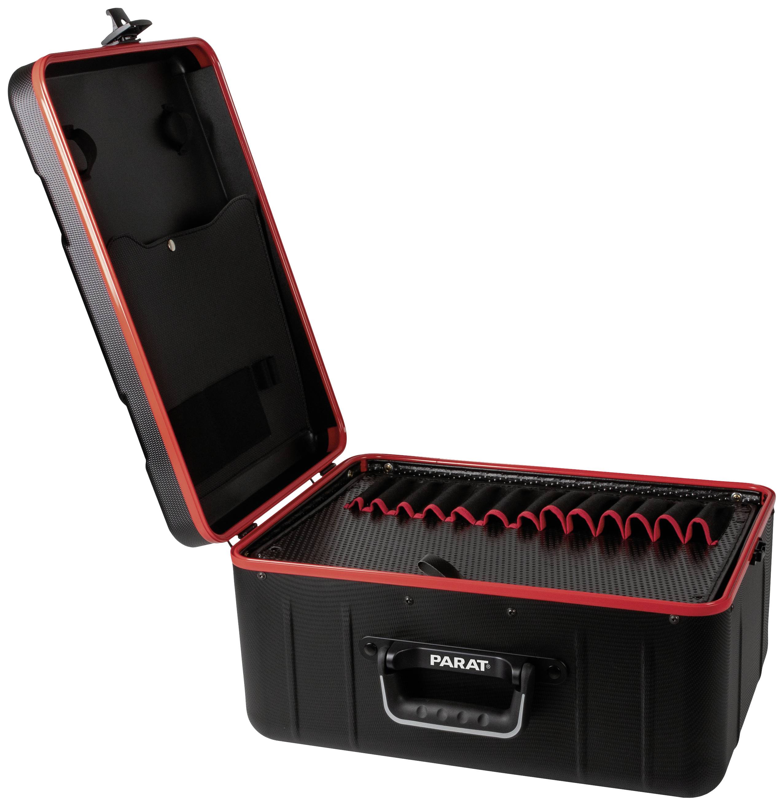 Czarny kufer na narzędzia z czerwoną obwódką, otwarty. W środku czarne przegródki i uchwyt w pokrywie. Marka: Parat.