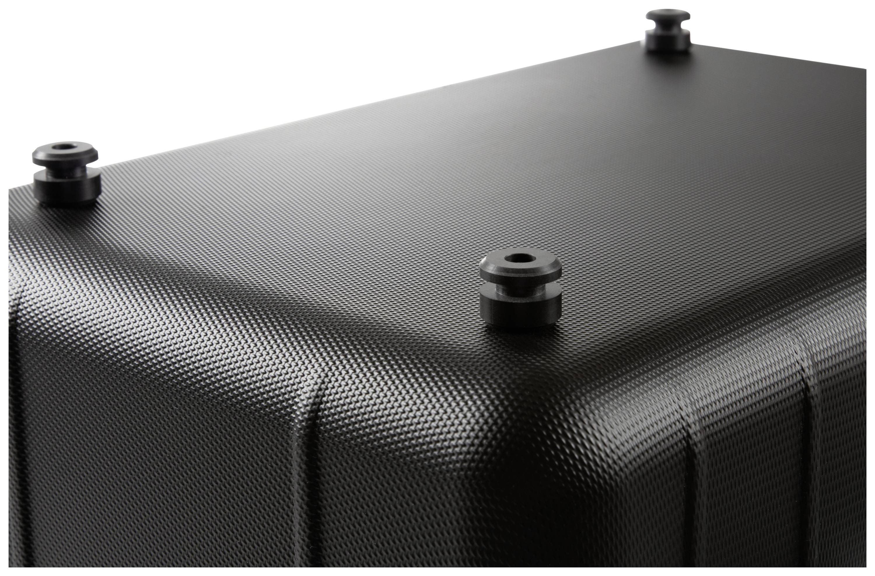 Czarny, przypominający włókno węglowe kufer ze stabilnymi czterema nogami stojący na gładkiej powierzchni.