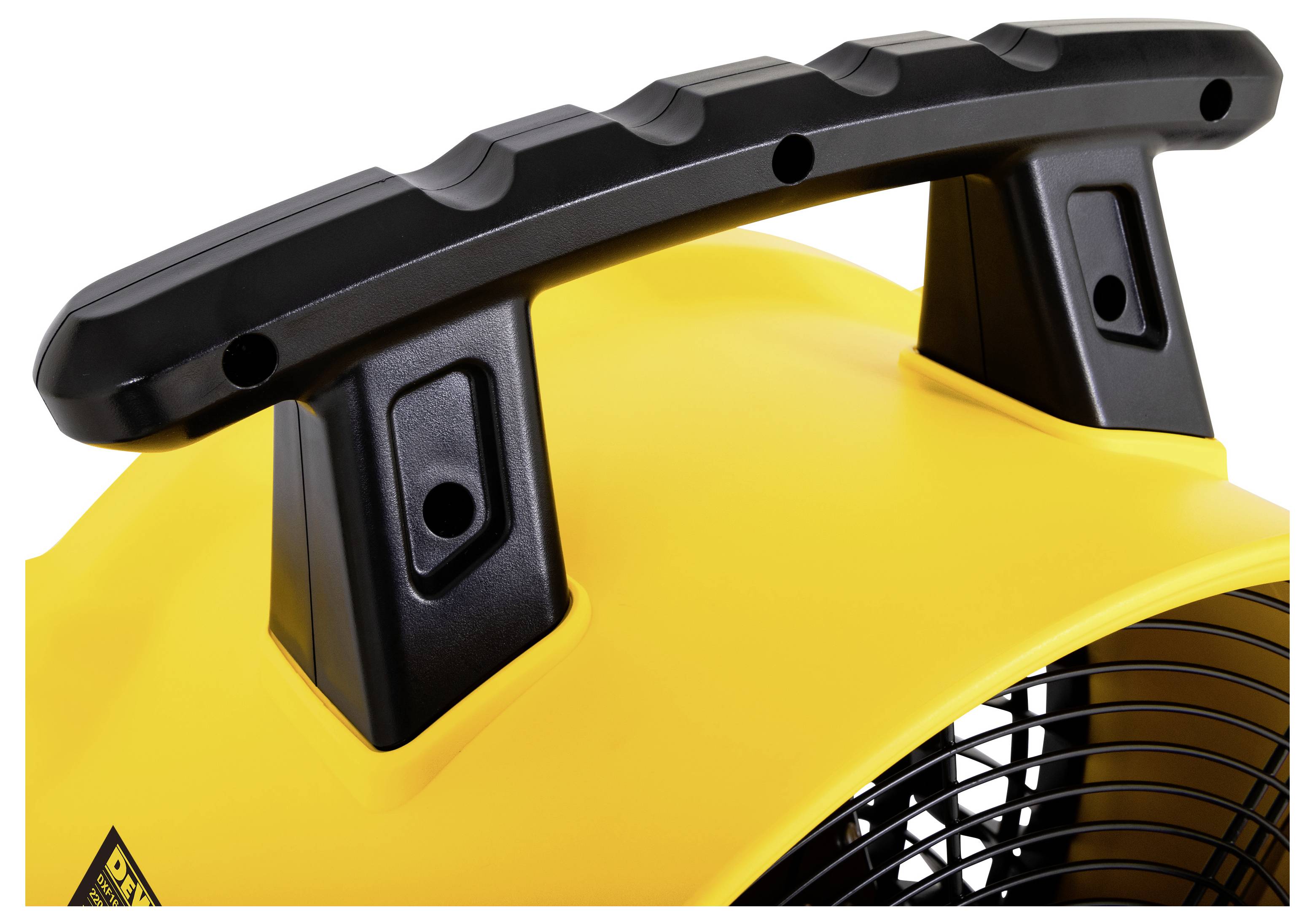 Zbliżenie żółtego przenośnego wentylatora z czarną rączką i otworami wentylacyjnymi. Powierzchnia jest gładka i błyszcząca.