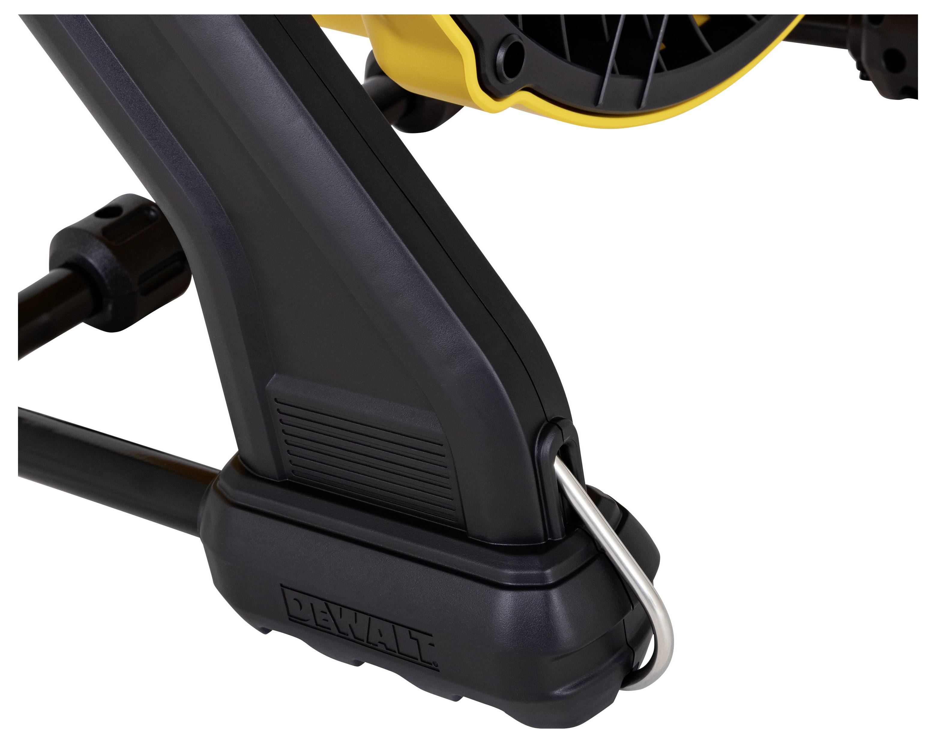 Szczegół żółto-czarnego elementu maszyny przedstawia stabilną stopkę z metalową pętlą zamocowaną na czarnej podstawie.