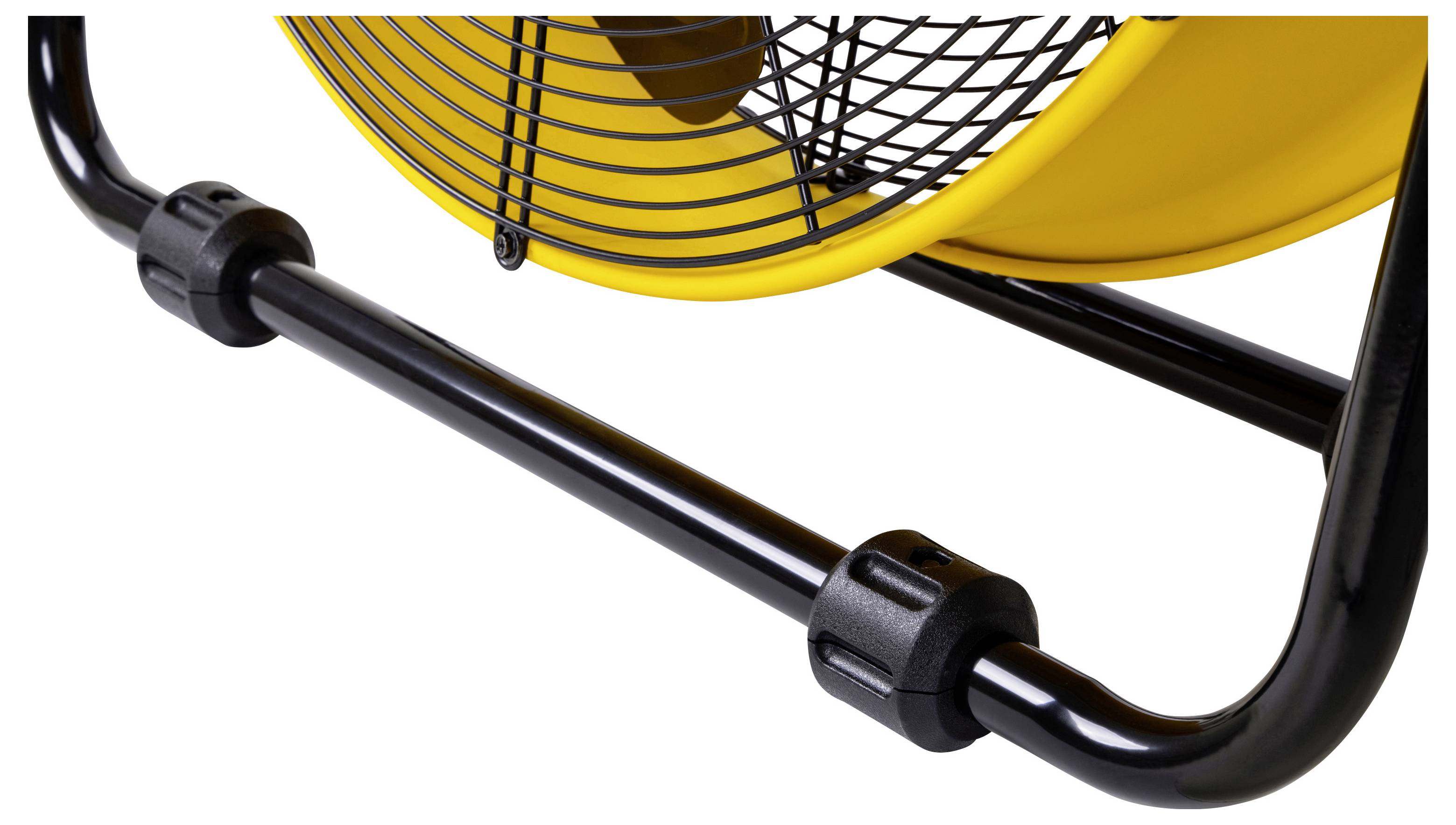 Zbliżenie żółtego wentylatora z czarną metalową ramą. Widoczne są fragmenty kratki i podstawy.