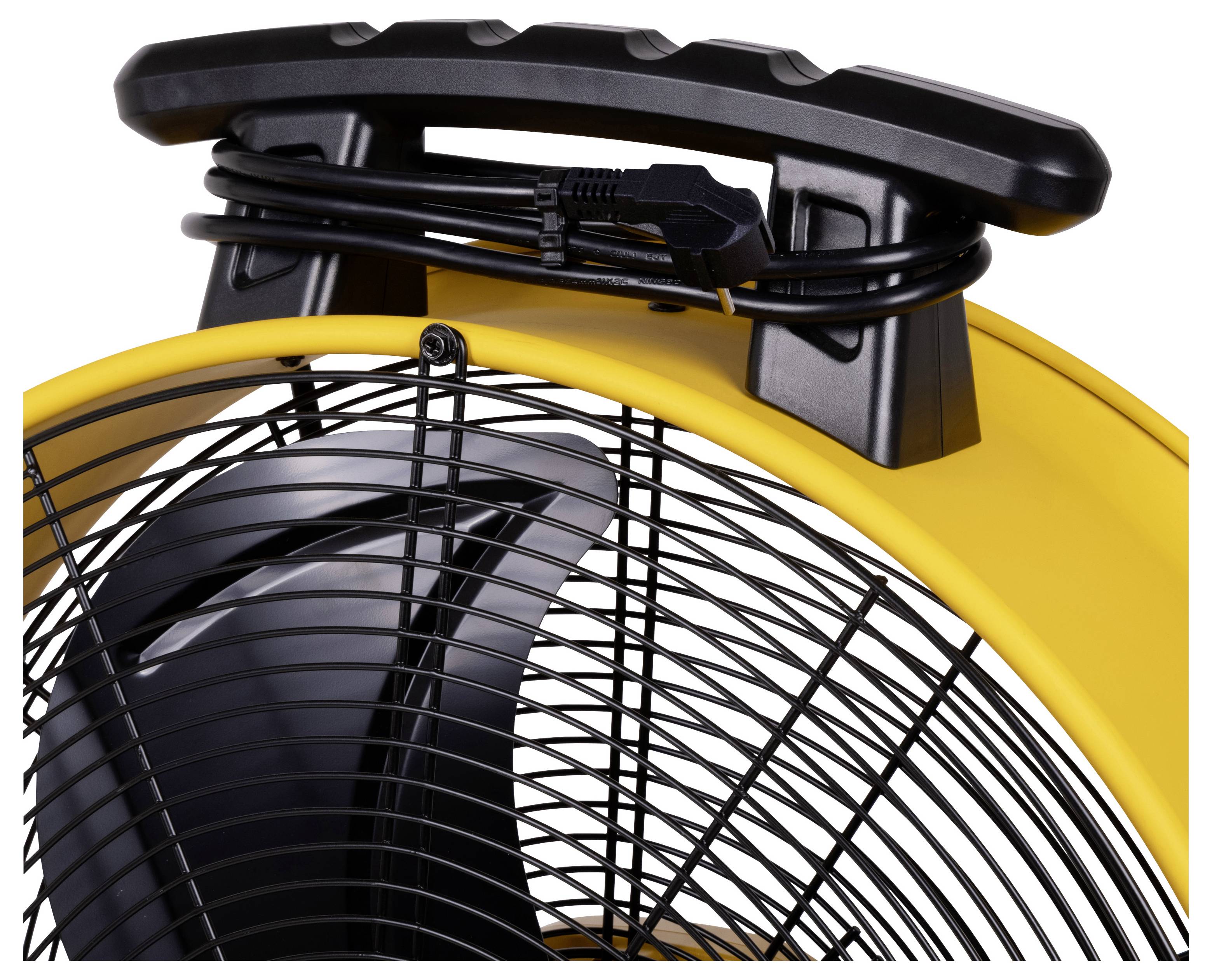 Zbliżenie żółtego wentylatora z czarną siatką ochronną i przewodem na uchwycie. Wentylator przeznaczony jest do użytku przemysłowego.