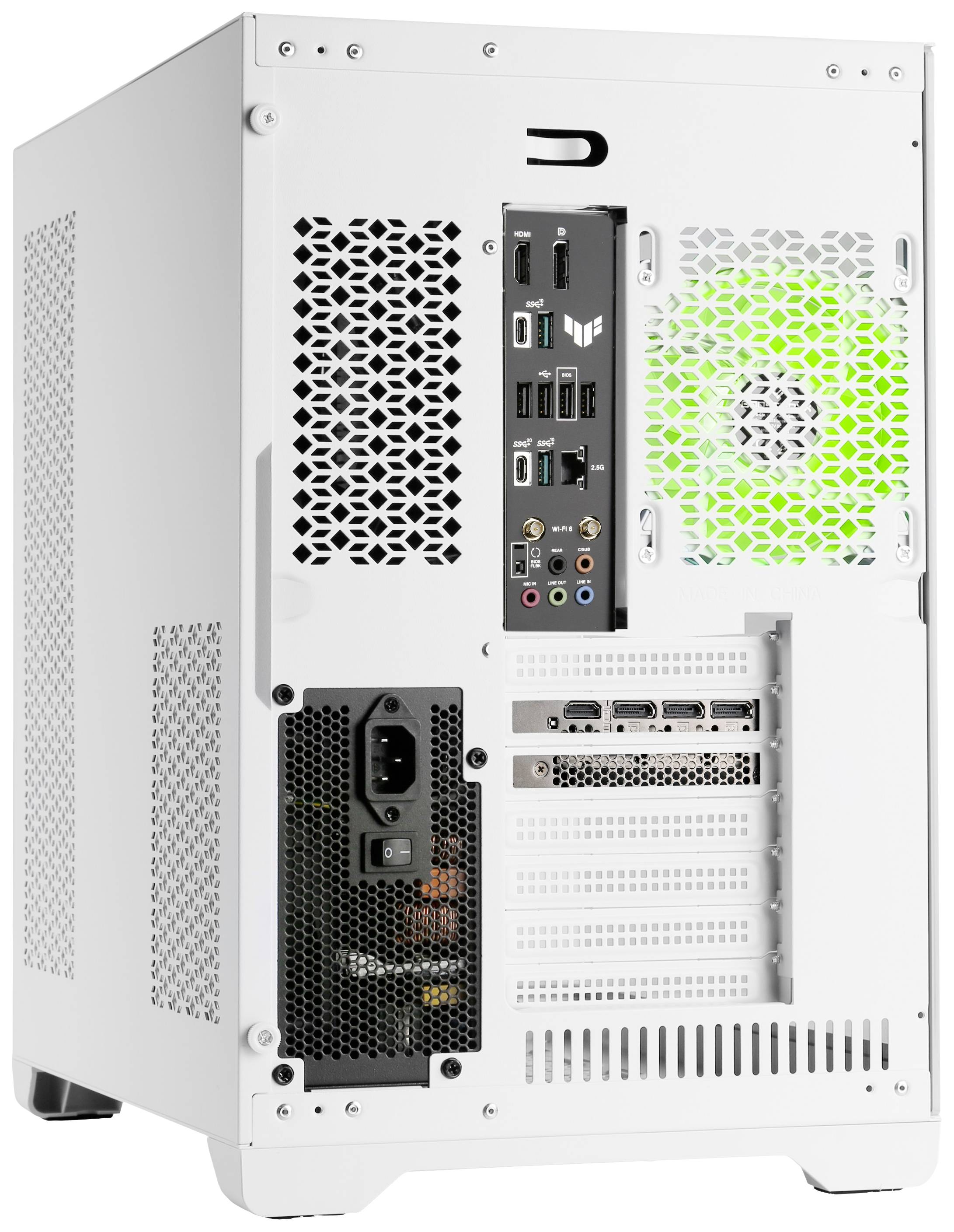 Białe obudowa komputera widziana od tyłu. Widoczne są różne złącza: USB, HDMI, Ethernet oraz szczeliny wentylacyjne. Zielony wentylator świeci.