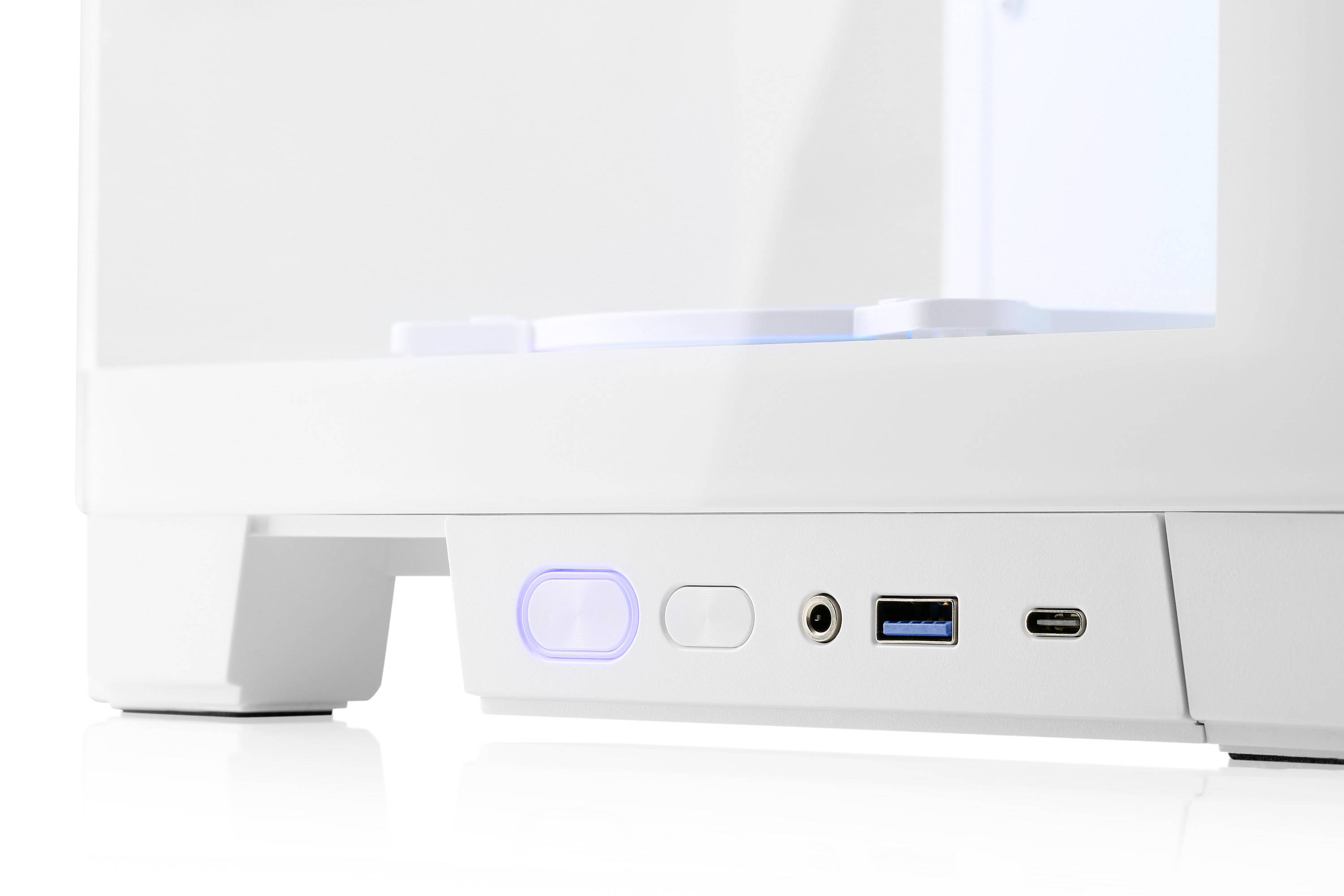 Białe obudowa komputerowa z widokiem z przodu, z widocznymi złączami, w tym dwoma portami USB, gniazdem audio oraz włącznikiem zasilania po lewej stronie.