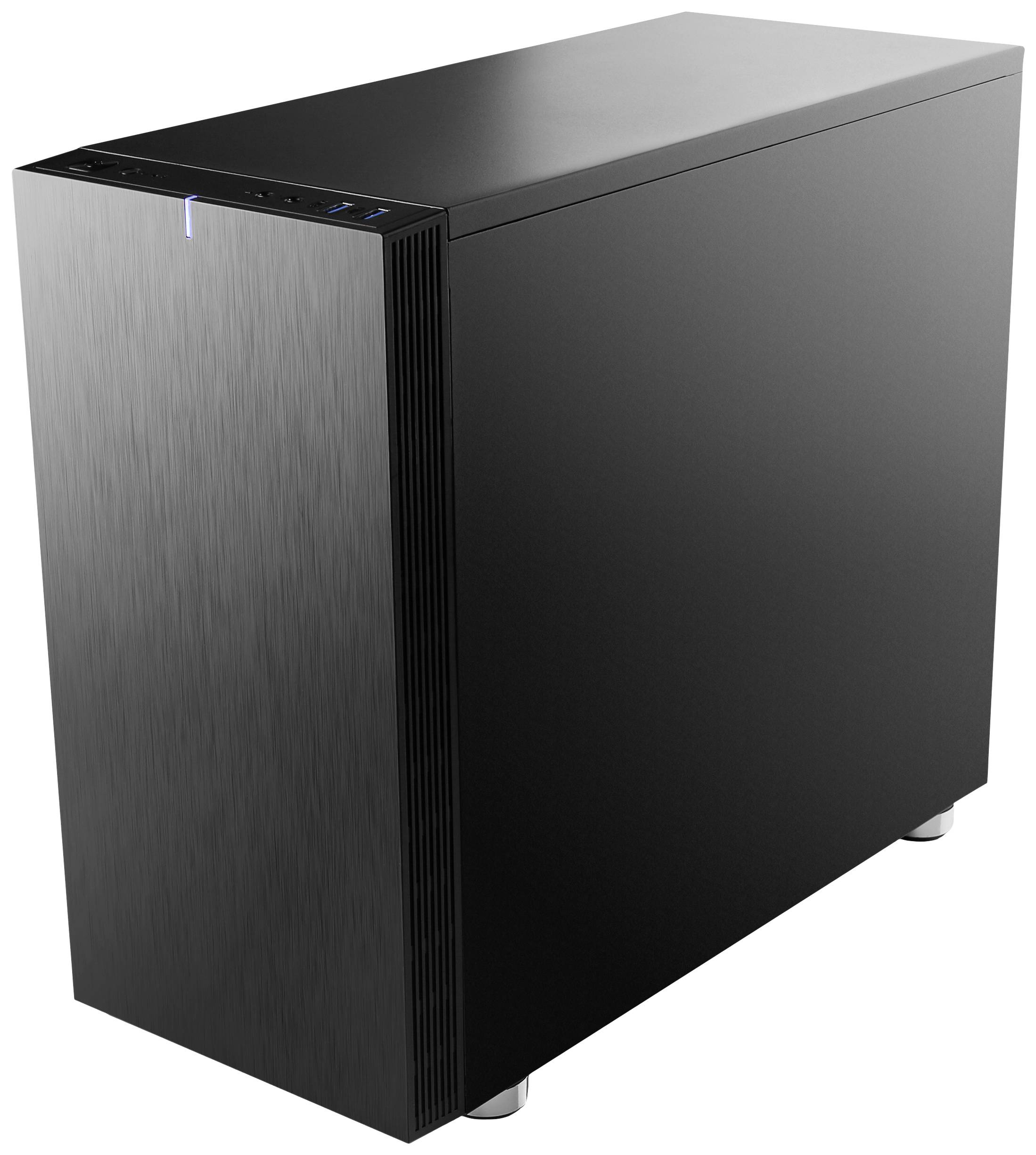 Czarna obudowa komputera z metalową przednią ścianką, pozbawiona widocznych logo lub znaków firmowych, stoi pionowo na podłodze.